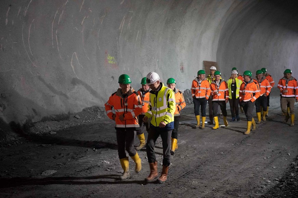 Im gemeinsamen Gespräch unter Tage: Martin Gradnitzer erklärt den Bau
